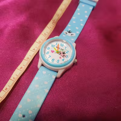 ساعت مچی عقربه ای بچگانه والار مدل ضدآب طرح گربه تاجدار کد 11