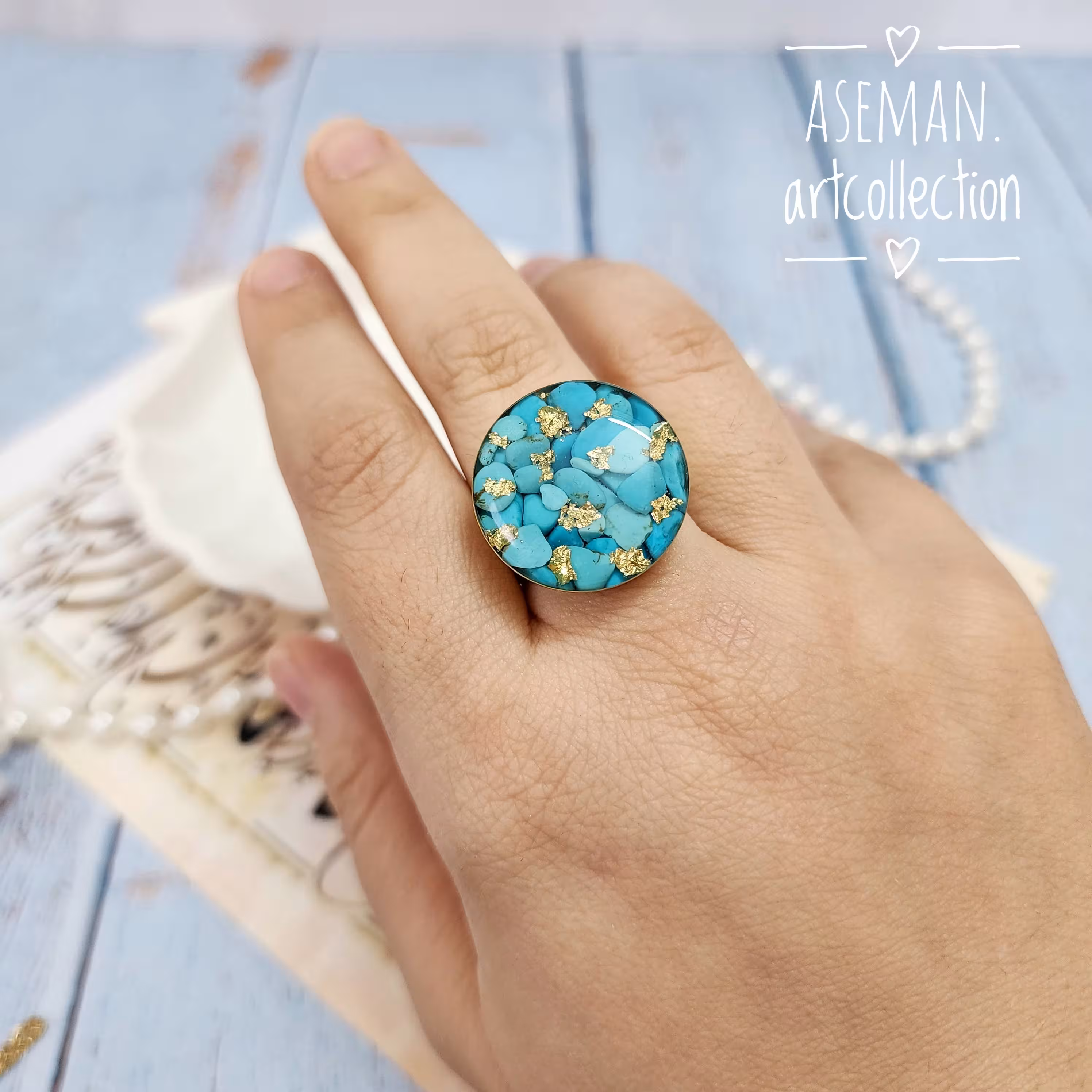 انگشتر سنگ فیروزه  ای سنتتیک، فریم دایره استیل طلایی رنگ ثابت