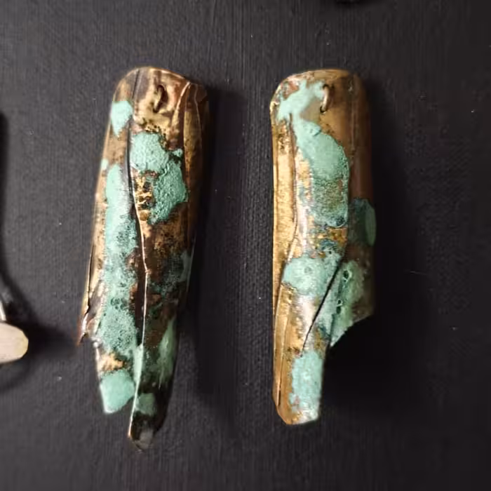 گوشواره برنجی شکنج محدب پتینه شده