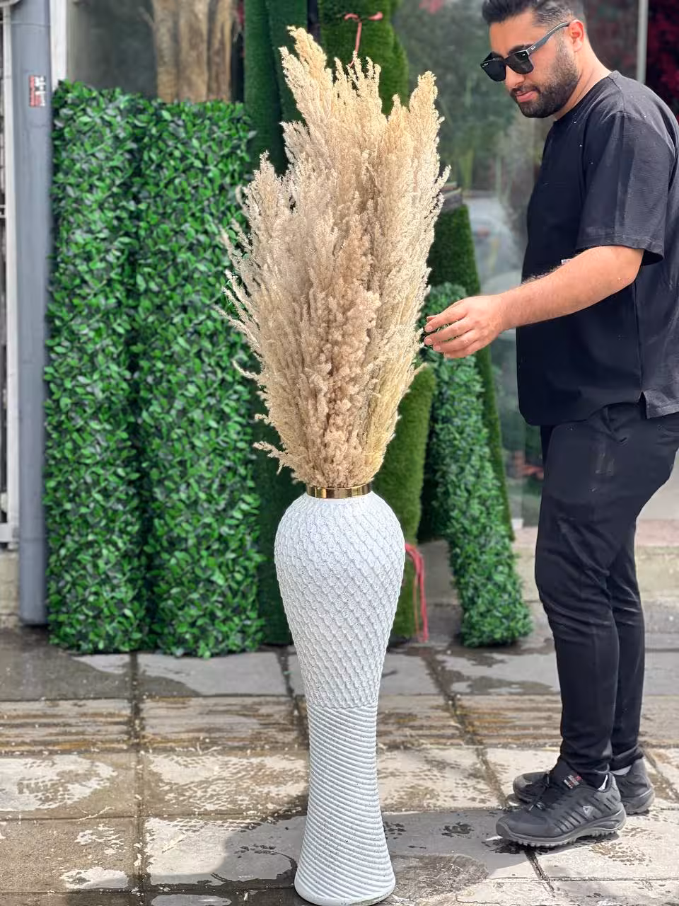 گلدان شیشه ای سفید با پامپاس کرم(گلدان80سانتی)