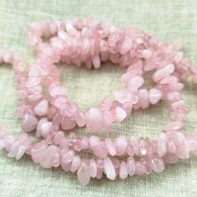 ریسه سنگ رز کوارتز شکسته (طول ریسه 40 سانتیمتر است)