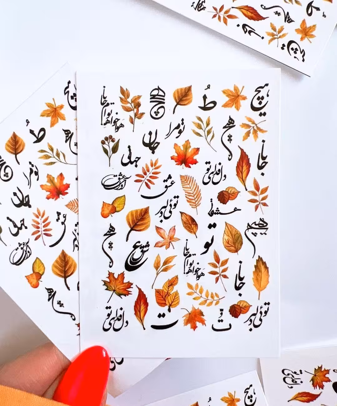 لنز ناخن ترکیبی متن و برگ پاییزی
