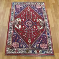 فرش دستباف شیراز، طرح لچک و ترنج، سایز ذرع و نیم، رنگ زمینه لاکی، حاشیه کرم، کد 38722