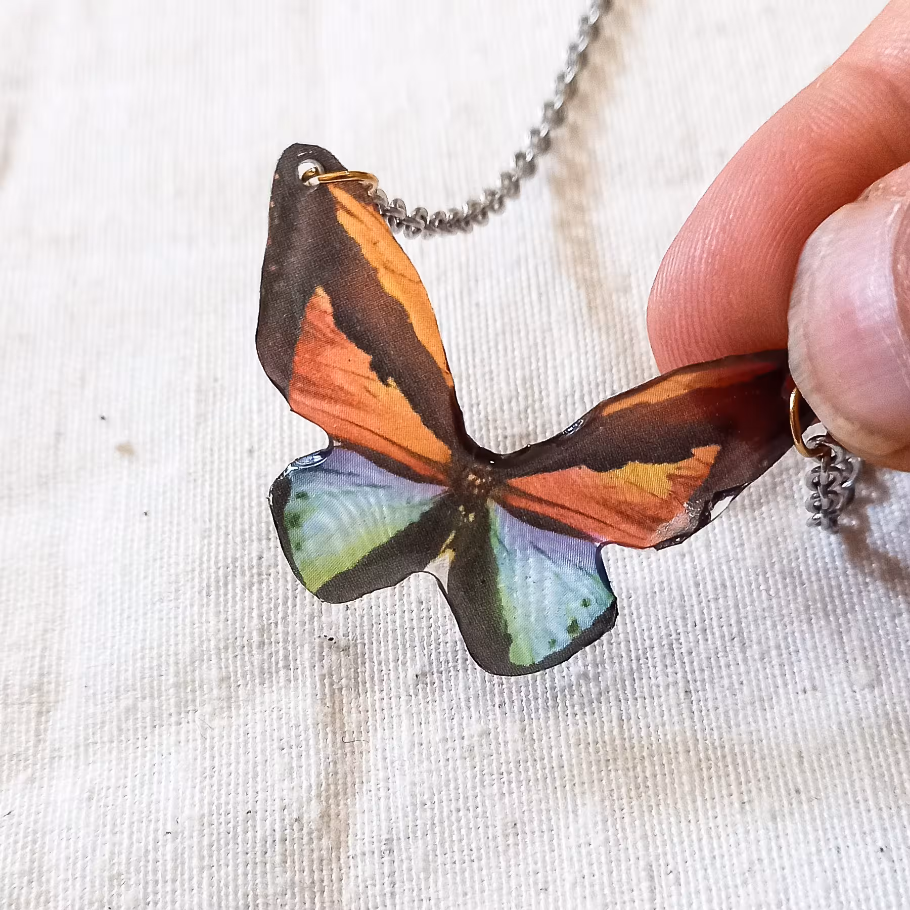 گردنبند پروانه ای رزینی دوطرفه