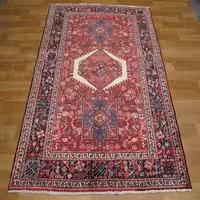 فرش دستباف قالیچه، طرح 3 ترنج، رنگ زمینه لاکی، رنگ حاشیه سرمه‌ای، کد 39552