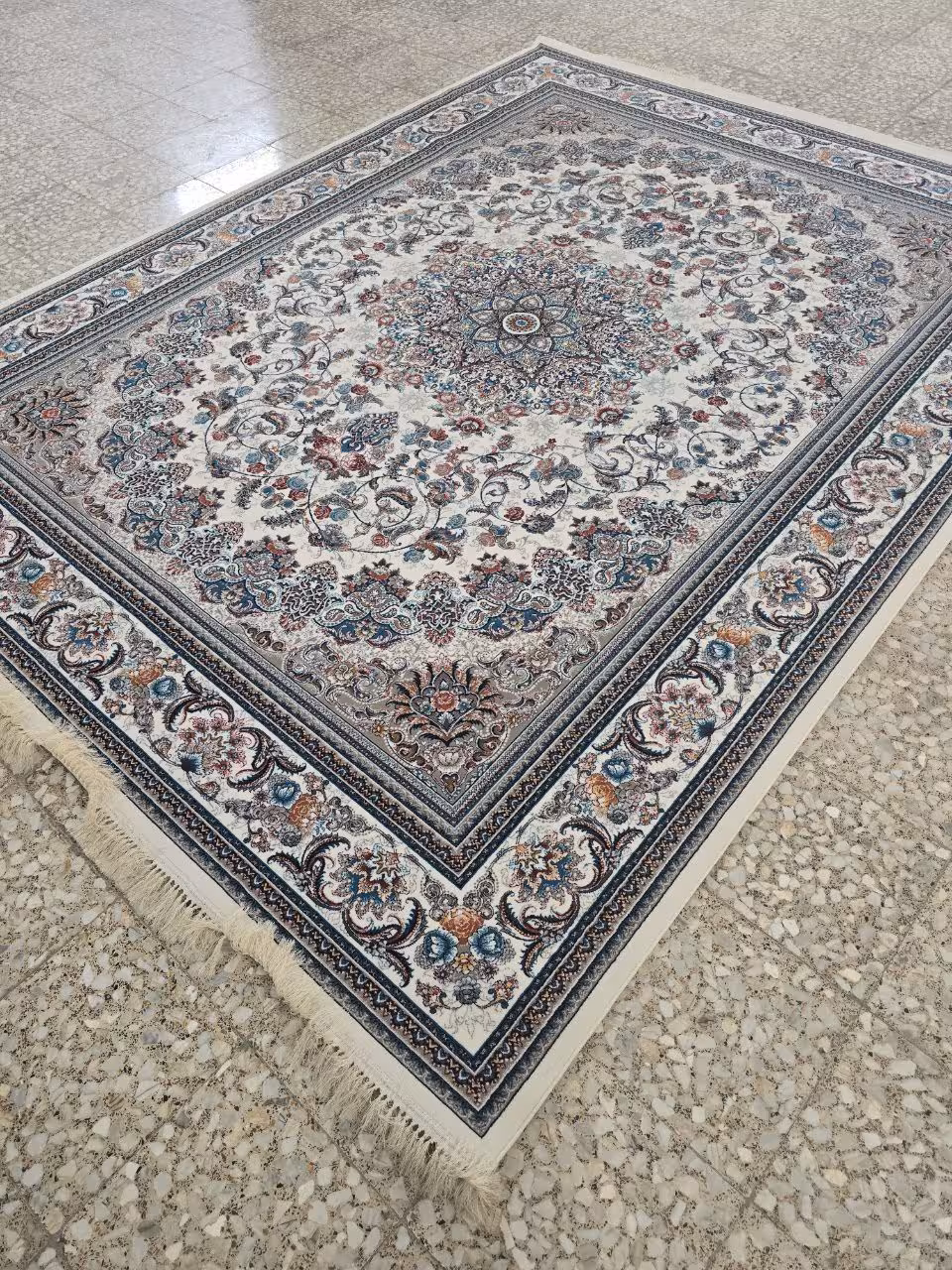 فرش ماشینی کاشان 700شانه 9متری طرح میخک کرم(باارسال رایگان)