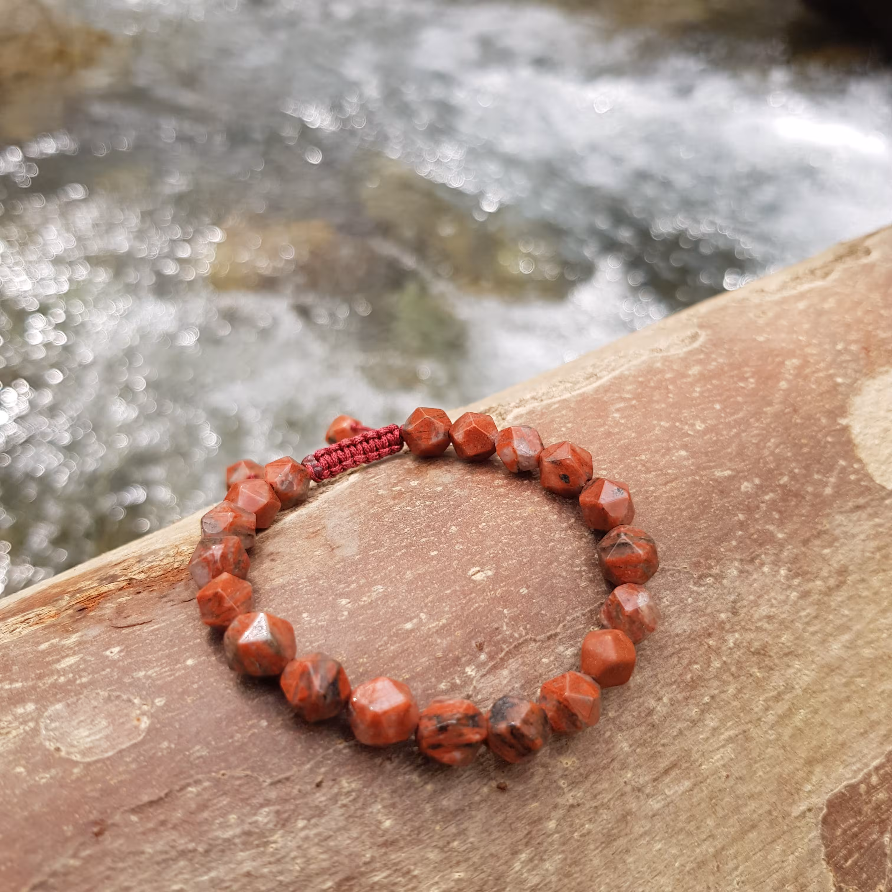 دستبند سنگ جاسپر سرخ تراش دار red jasper
سایز 8
سنگ تقویت انرژی 
کد 112
