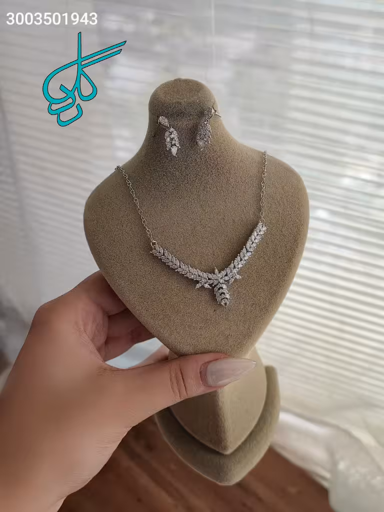 خرید نیمست جواهری زنانه نقره ای رنگ ثابت با طراحی برگ‌دار و درخشش خیره‌کننده کیفیت عالی کد 1715547 - ردگل