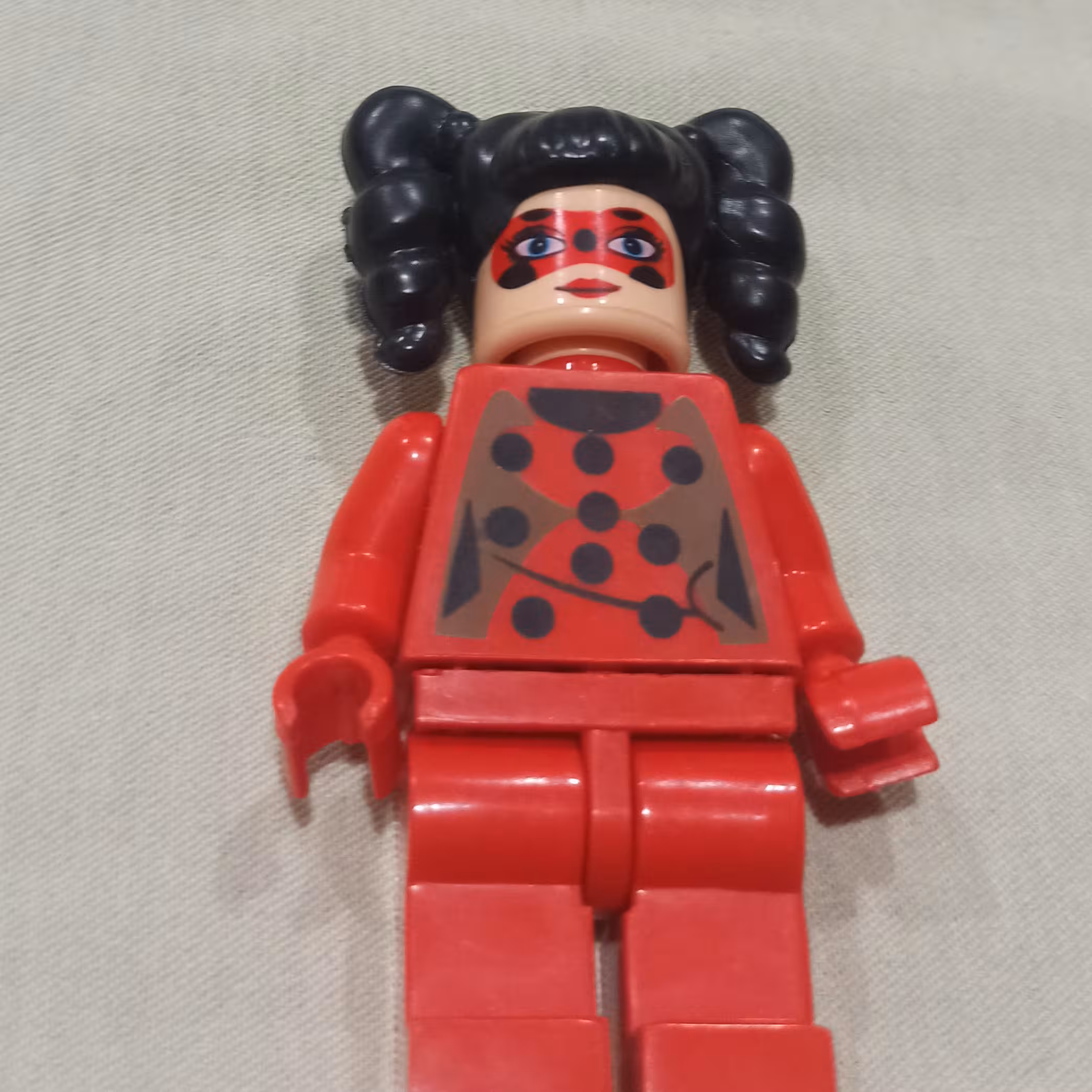 لگو دختر کفش دوزکی(به همراه یک مو اضافه و یک جام که در تصاویر مشاهده میکنید.)