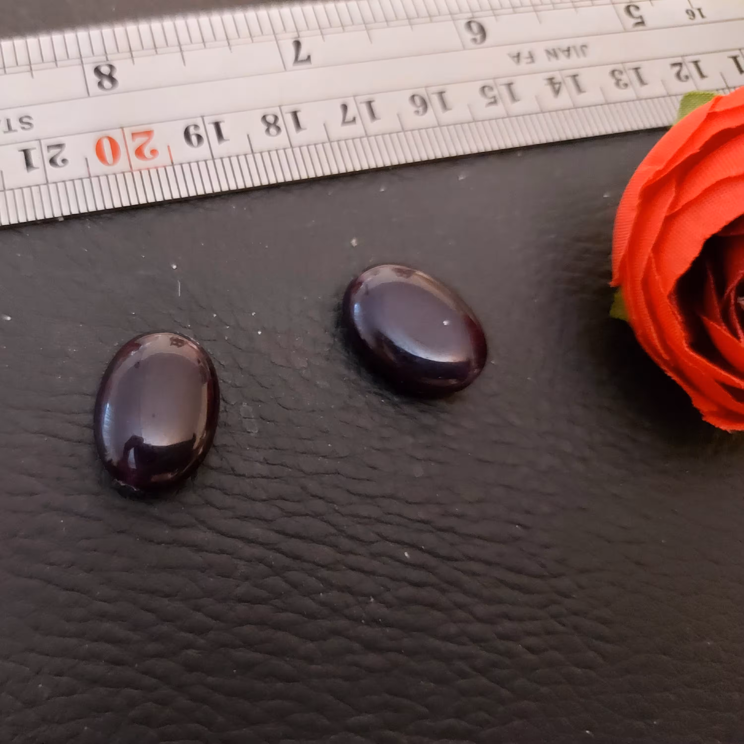 سنگ جید بنفش تیره متمایل به سیاه تک عددی