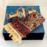 ست هدیه ظروف مسی پرداز ارتفاع 25 با رومیزی قلمکاری