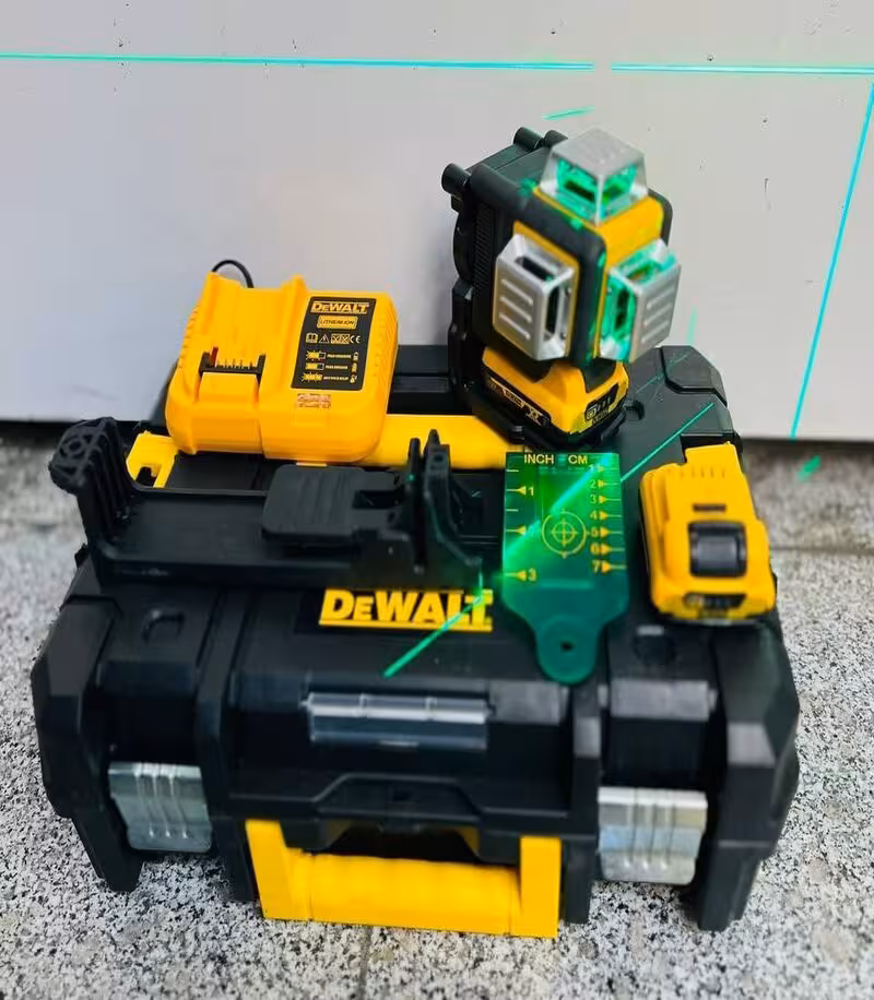 تراز لیزری طرح دیوالت دو باطری  نور سبز