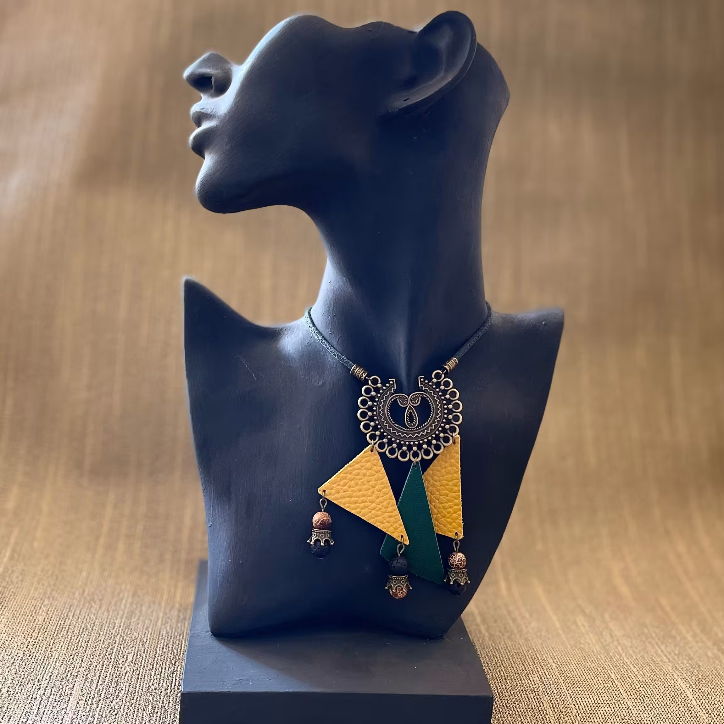 گردنبند و رو مانتویی چرم منحصر به فرد دست ساز چرم طبیعی و بند اشبالت  و آویز