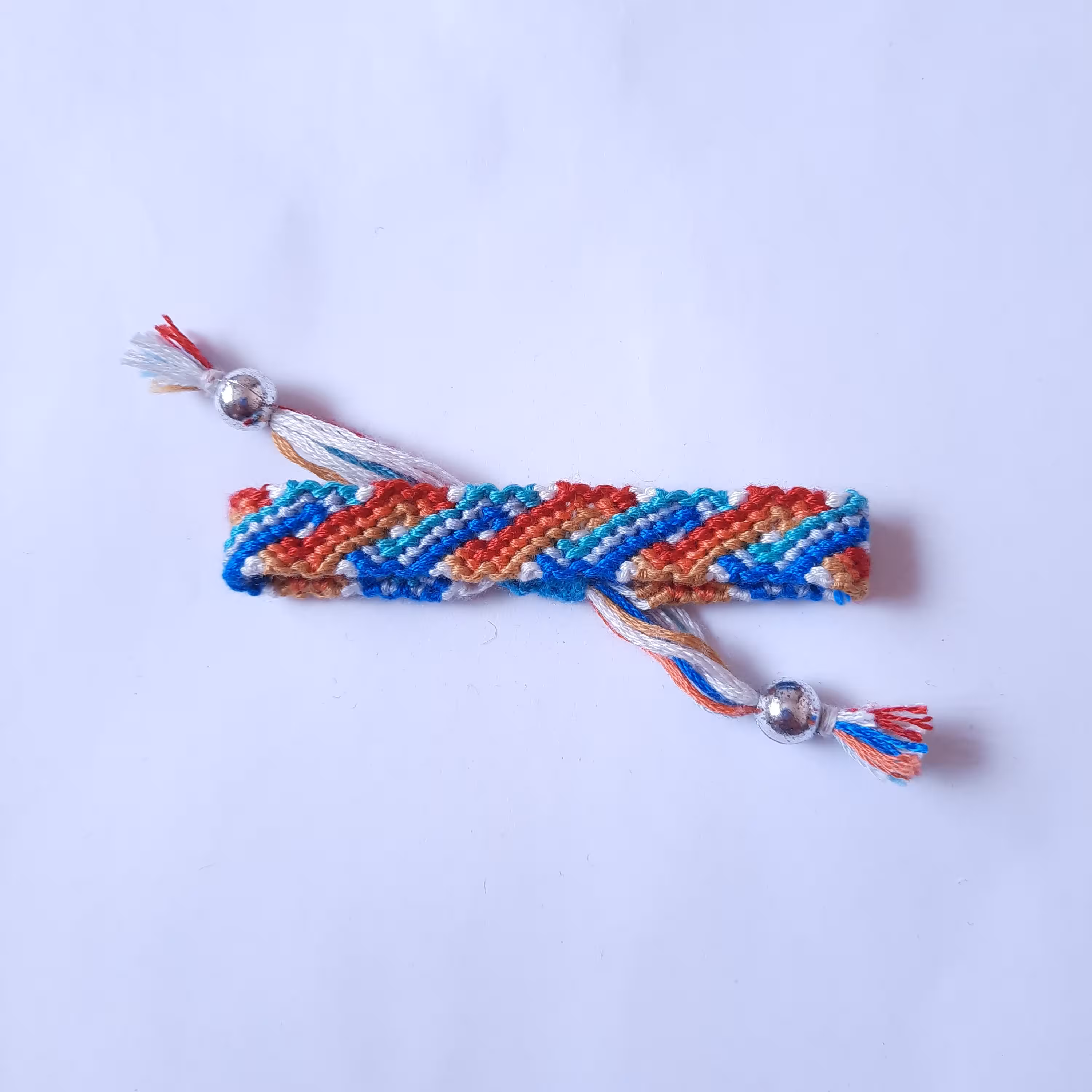 دستبند دوستی نخی با گره کشویی مناسب هدیه دادن و هر سن و جنسیتی