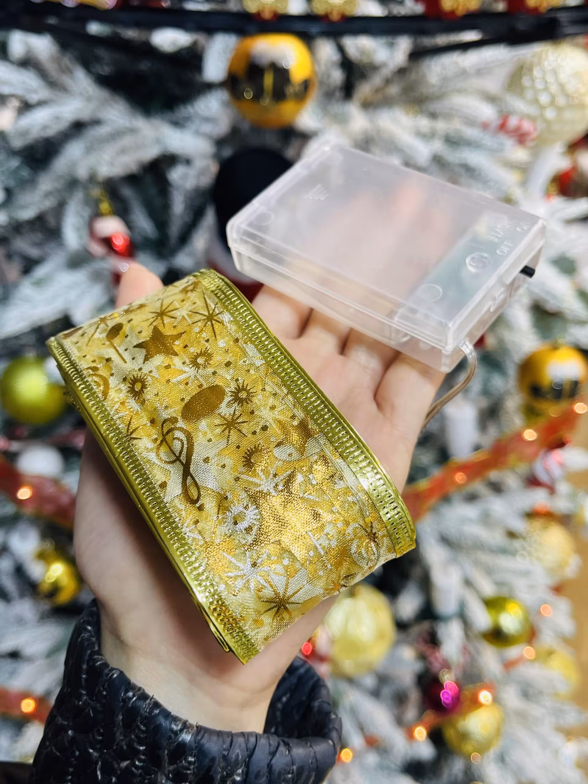 ربان چراغدار دور درخت کریسمس (طلایی)