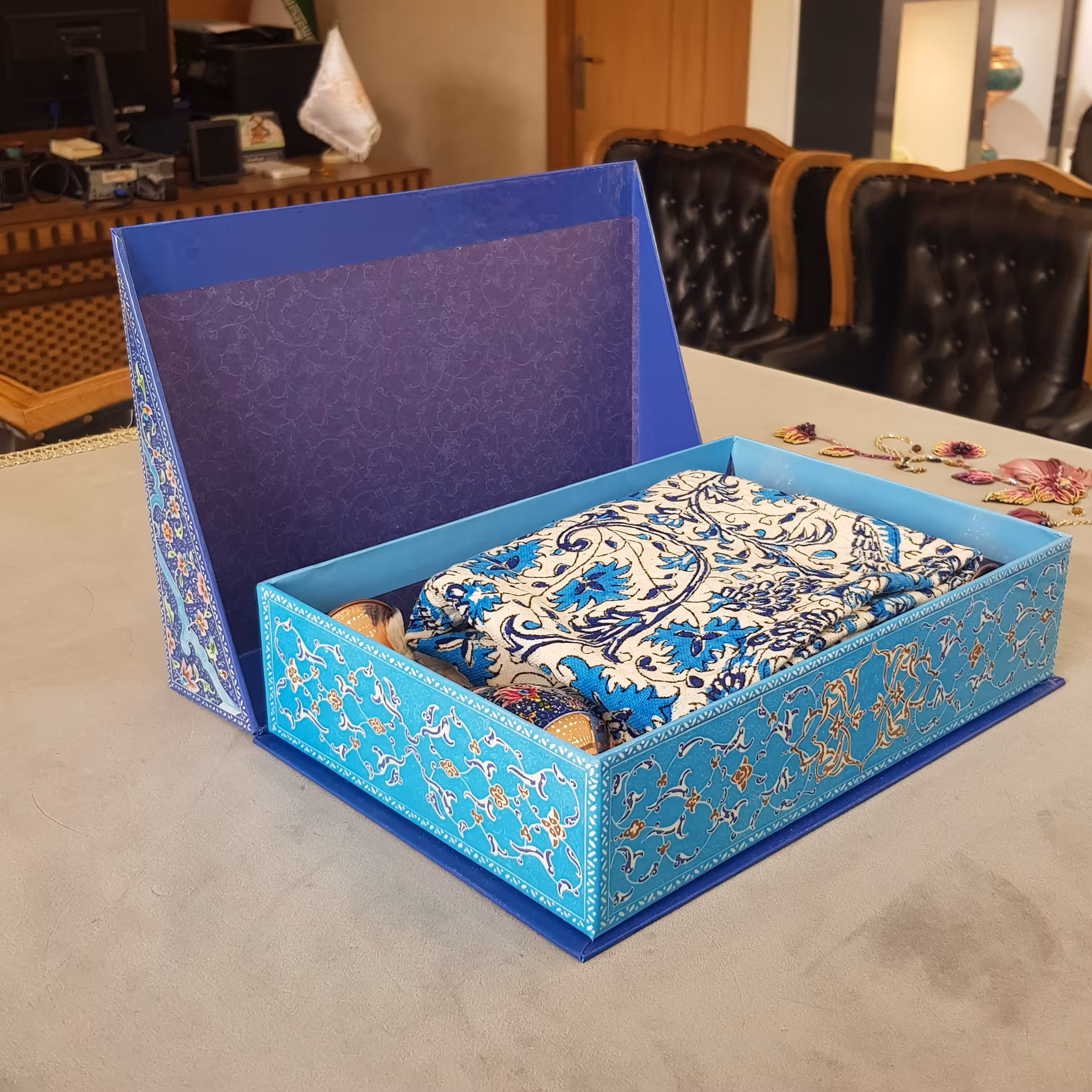 پک صنایع دستی- شامل یک جفت گلدان 16سانت مس و پرداز بهمراه پارچه قلمکار  ممتاز یک در یک متر داخل هارد باکس طرح مینا