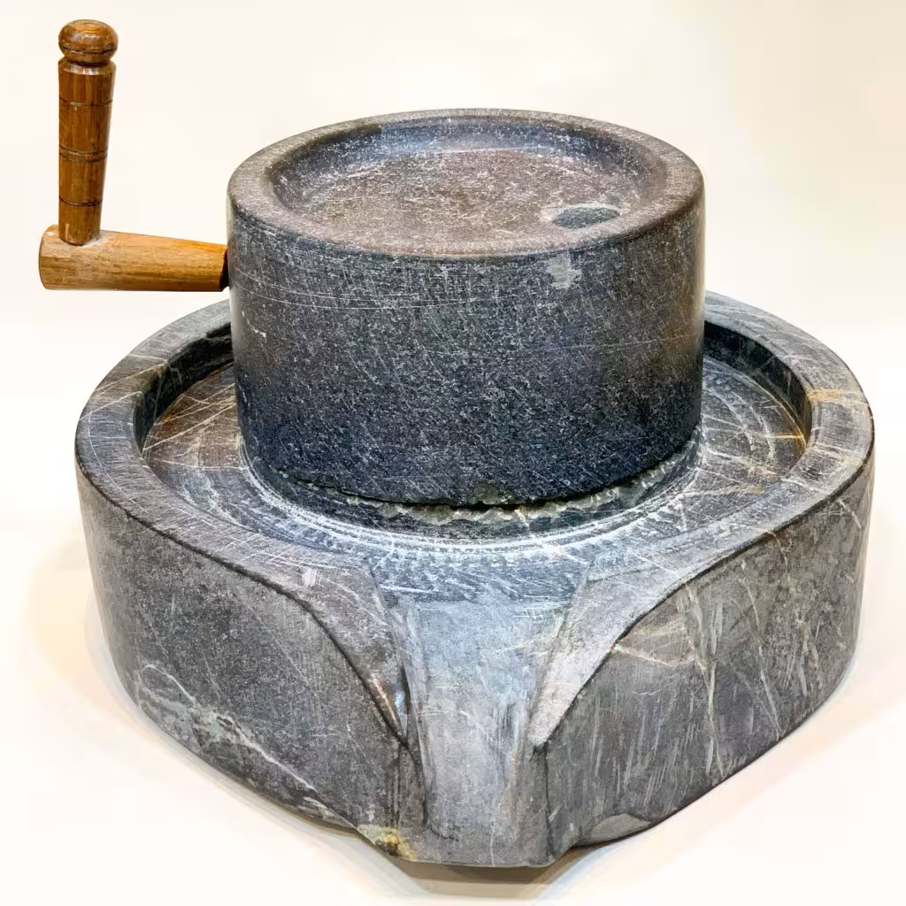 آسیاب سنگی سیاه سنگ