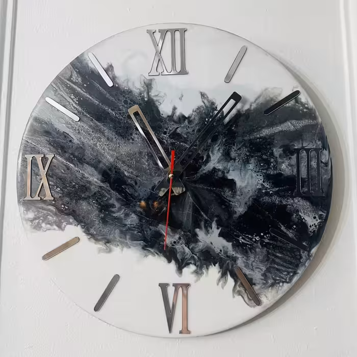 ساعت رزینی با بیس چوب طرح ابر و باد