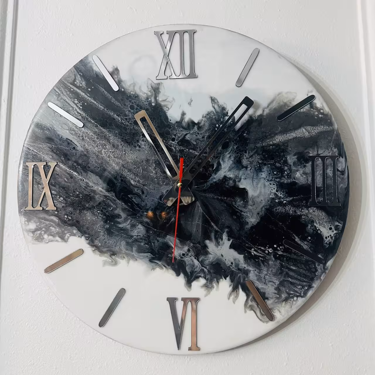 ساعت رزینی با بیس چوب طرح ابر و باد