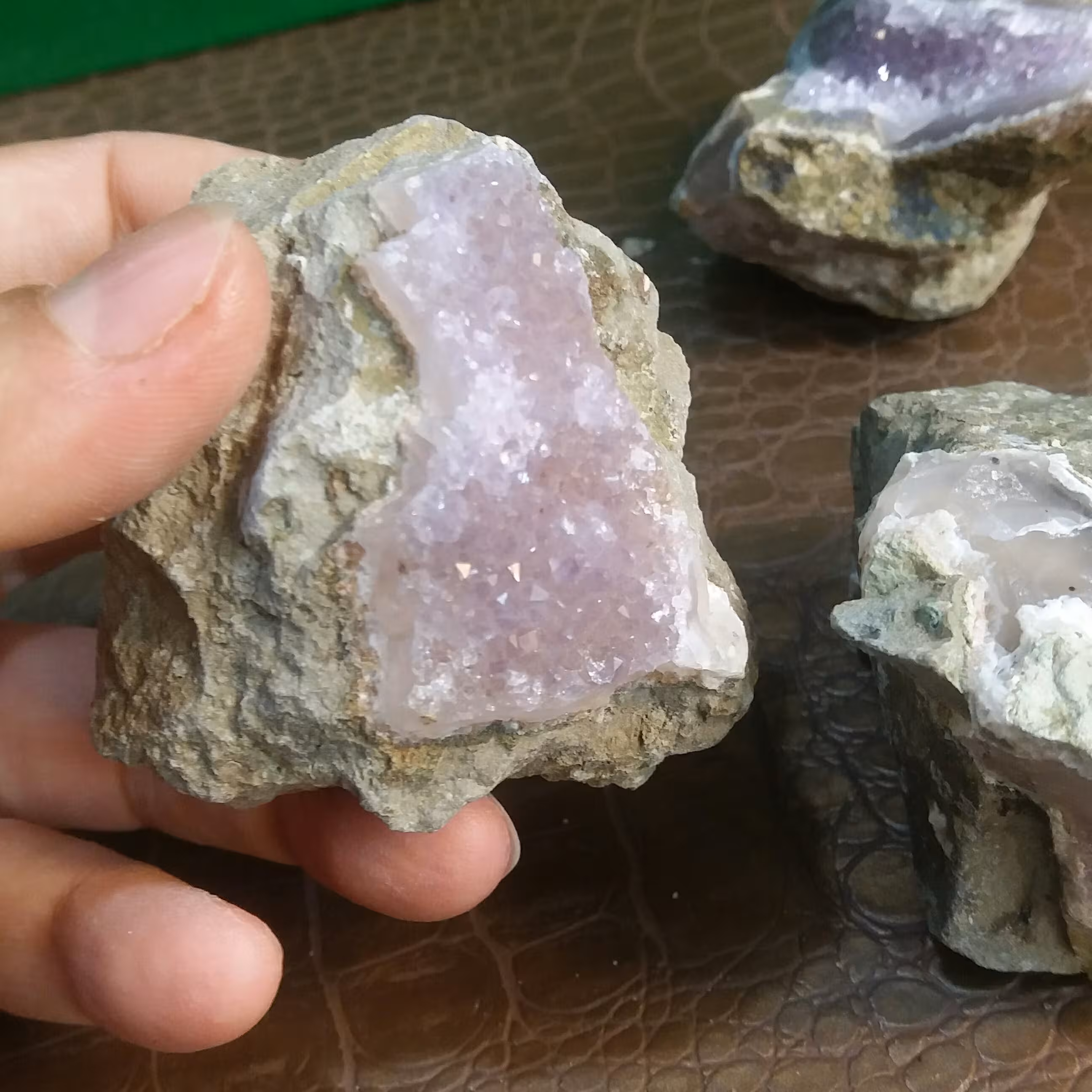 سنگ آمیتیست اصل یاسی کلکسیونی خوشرنگ با خواص بسیار آرامش بخش مناسب دکور و ویترین 