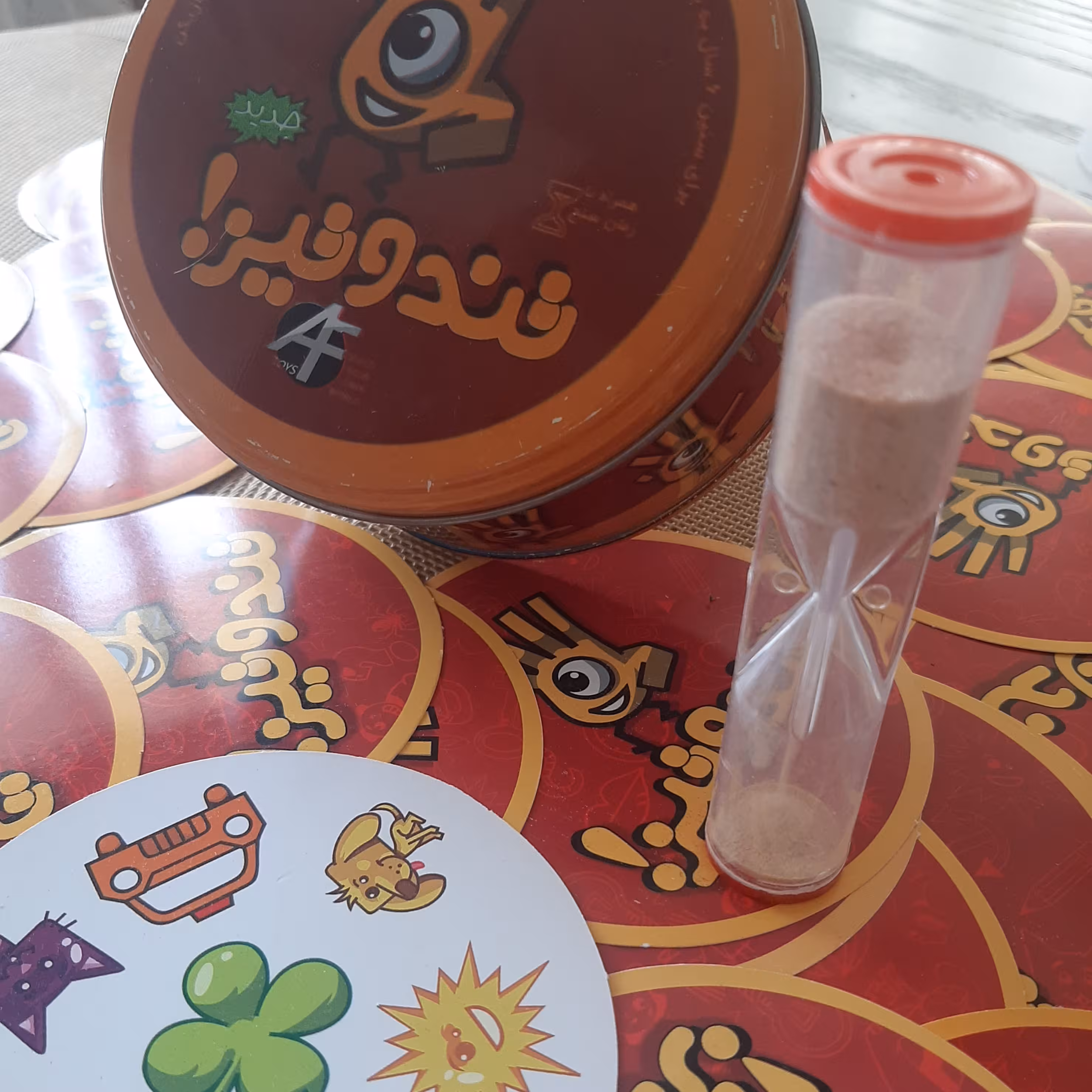 بازی تند و تیز . تیز بین . افزایش دقت و توجه. سرگرمی خوب و قابل حملی برای روزهای گرم تابستان.
