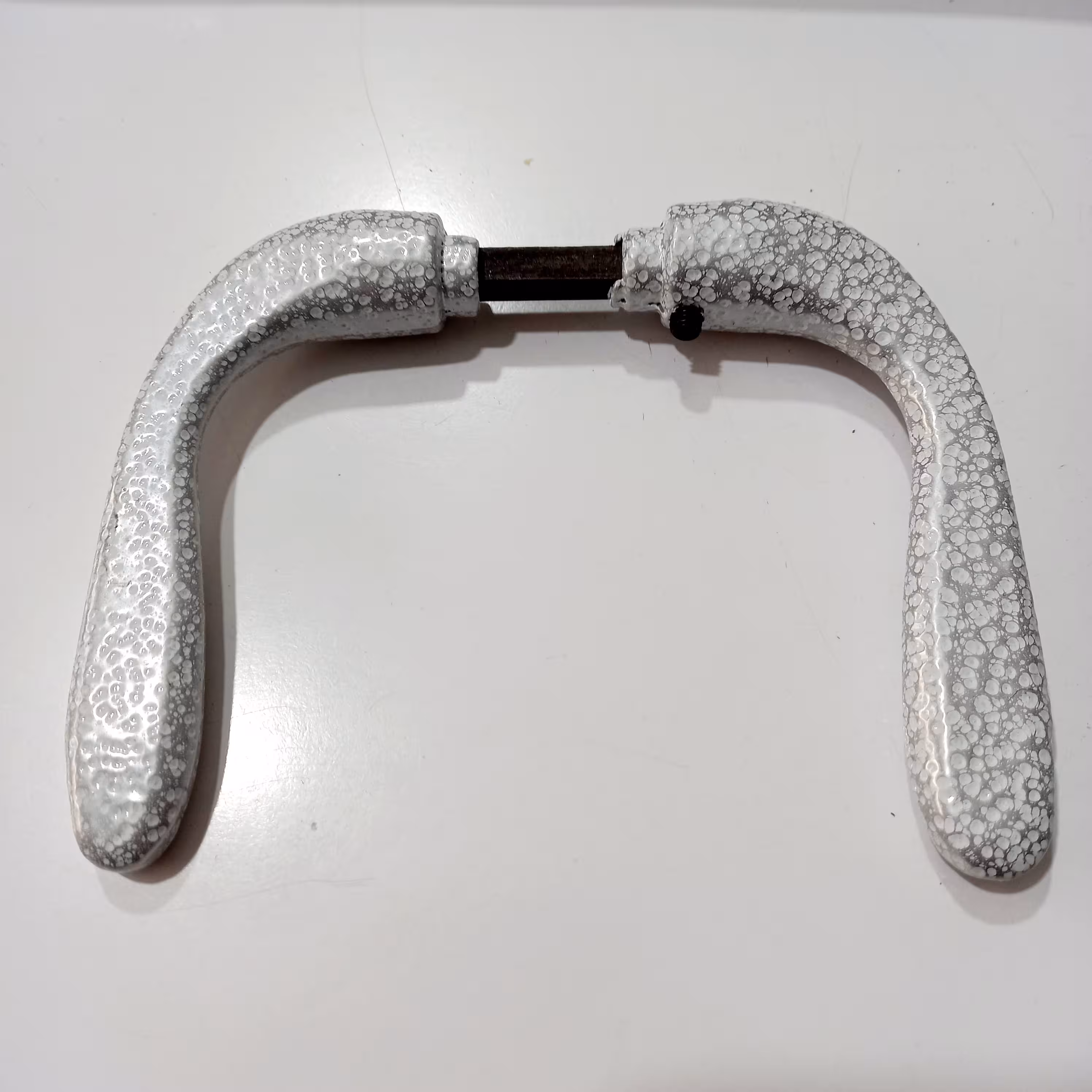 دستگیره درب آهنی دو خم سفید رنگ کوره ای