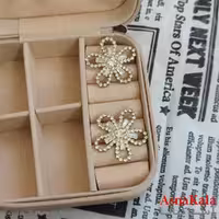 گوشواره گل جواهری مدل آویز نگیندار رنگ طلایی کد GSH152094W