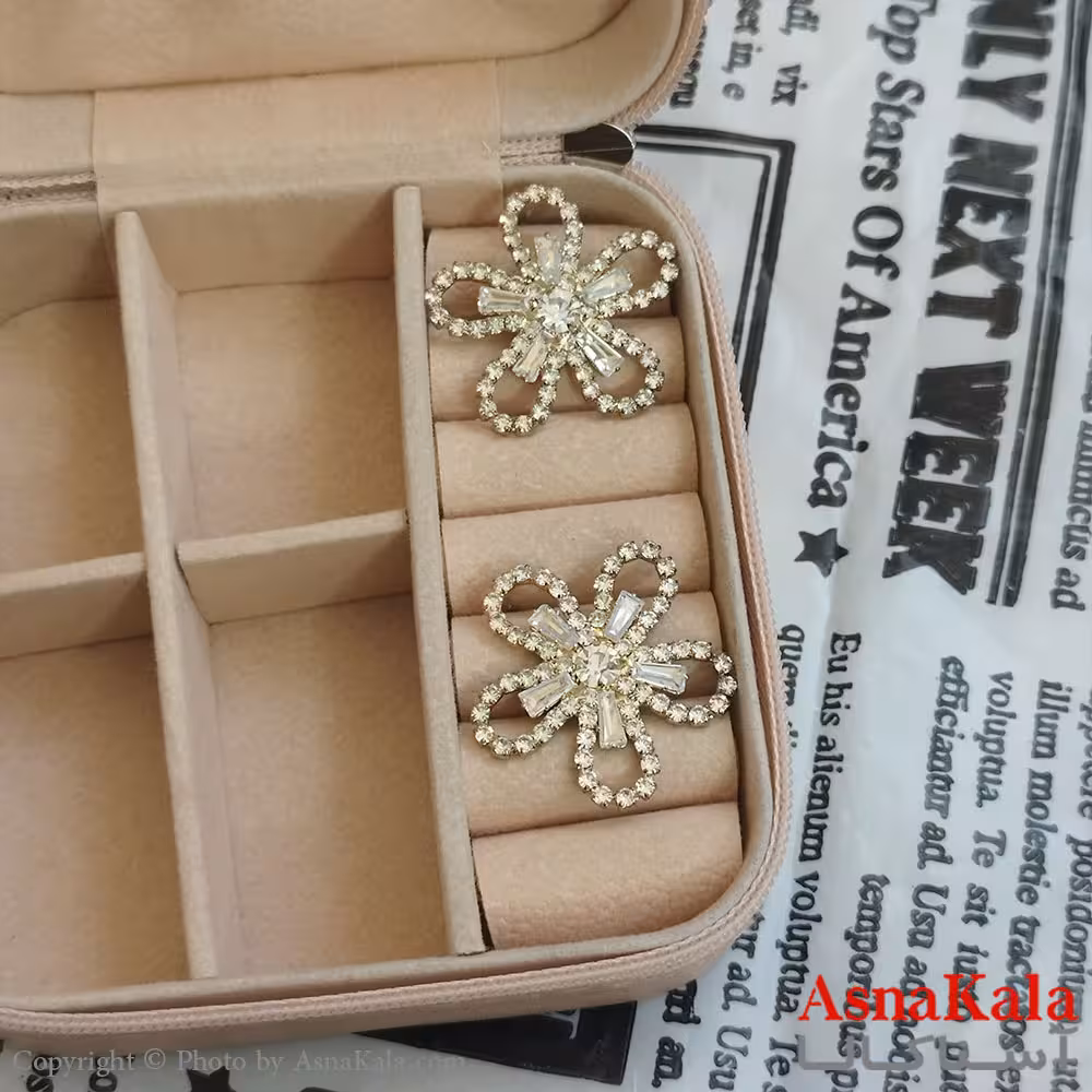 گوشواره گل جواهری مدل آویز نگیندار رنگ طلایی کد GSH152094W