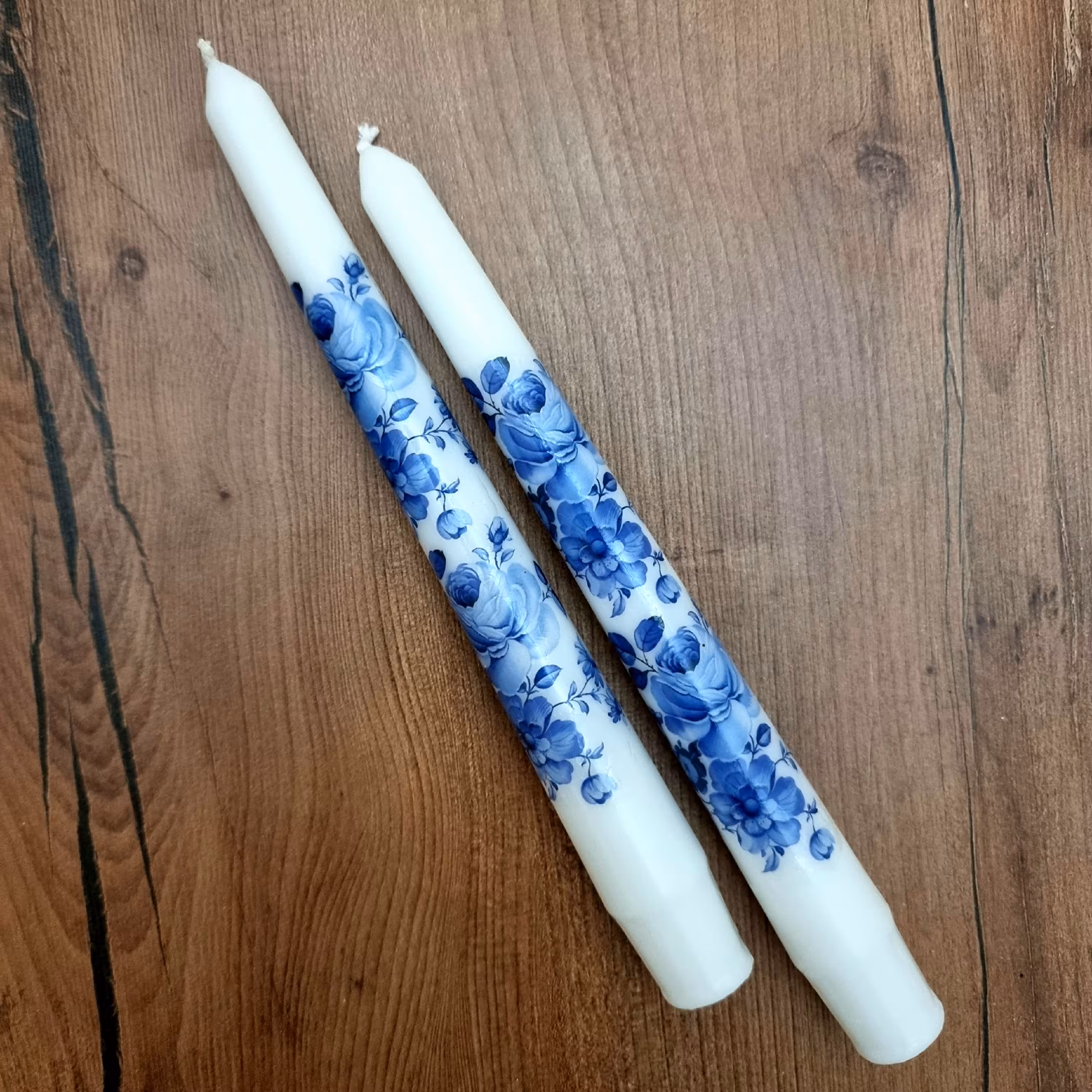 شمع قلمی 20 سانت جفتی دستساز طرح گل آبی 3