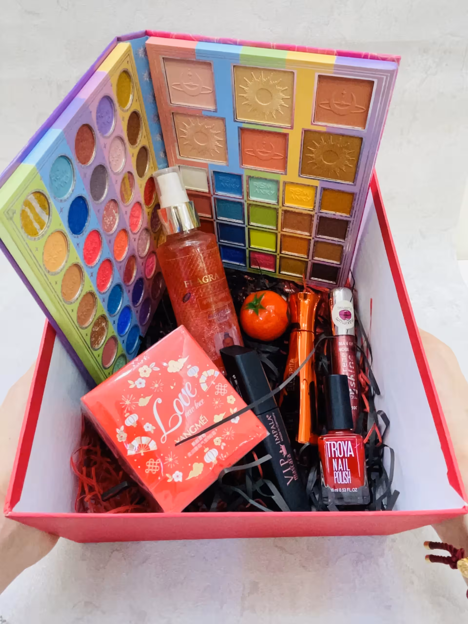 پک قرمز آرایشی بهداشتی روز دختر