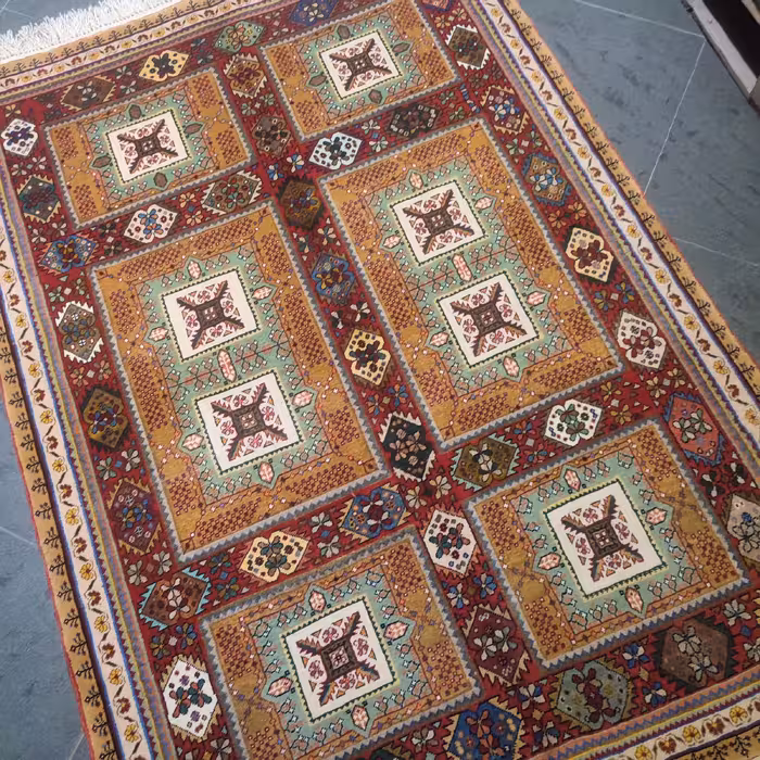 فرش دستبافت یک و نیم متری طرح قشقایی کد AA443