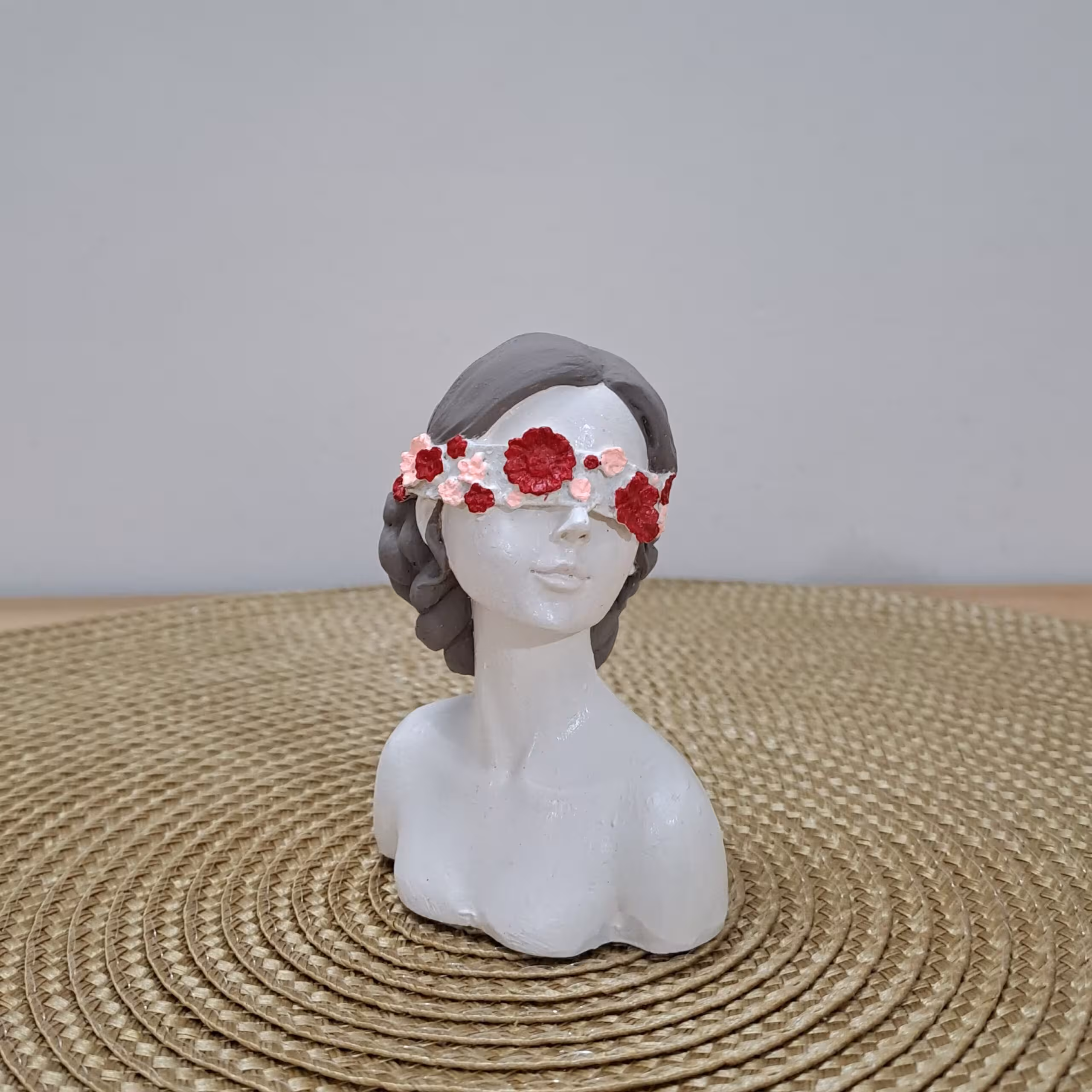 مجسمه دکوری سردیس دختر  با چشم بند گل پلی استر  رنگ شده کار دست