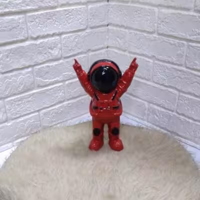 مجسمه فضانورد پیروز