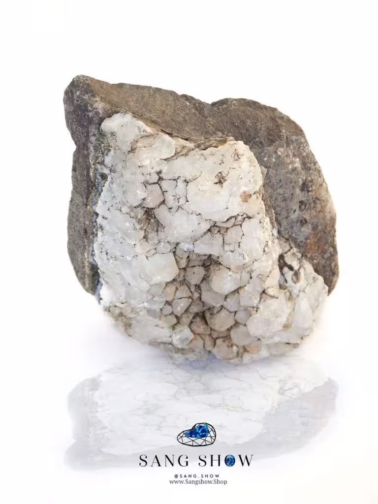 کریستال کوارتز تجمعی بر بستر سنگ نمونه ی ویژه S434