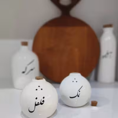 نمکدان و فلفل گرد تکست بزرگ