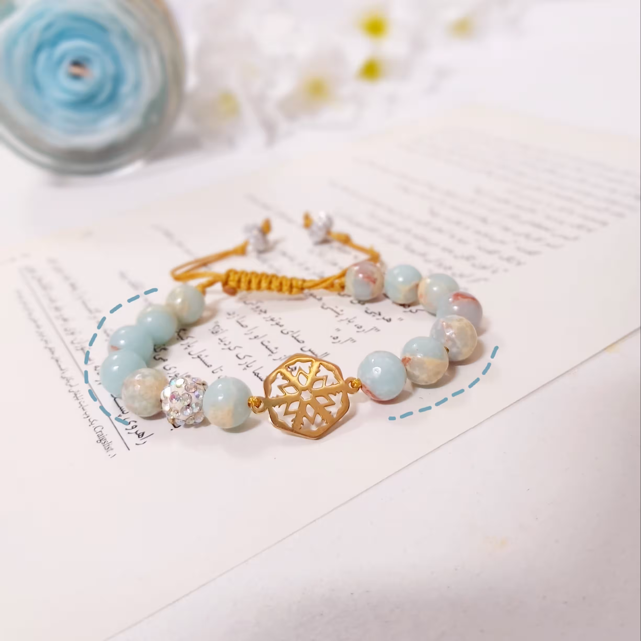 دستبند سنگ آبی آسمانی با پلاک استیل برف فری سایز با بافت کشویی