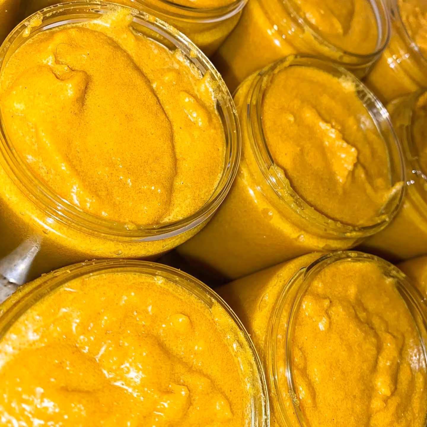 اسکراب زردچوبه و روغن پرتقال ضد لک قوی رفع تیرگی و روشن کننده پوست (150گرمی)