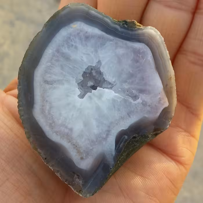 اسلایس سنگ راف عقیق سلیمانی توخالی پر بلور  ژئوددار شاهکار خلقت کاملا طبیعی
با قابلیت ساخت چند نگین دیدنی و محشر
کد 8183