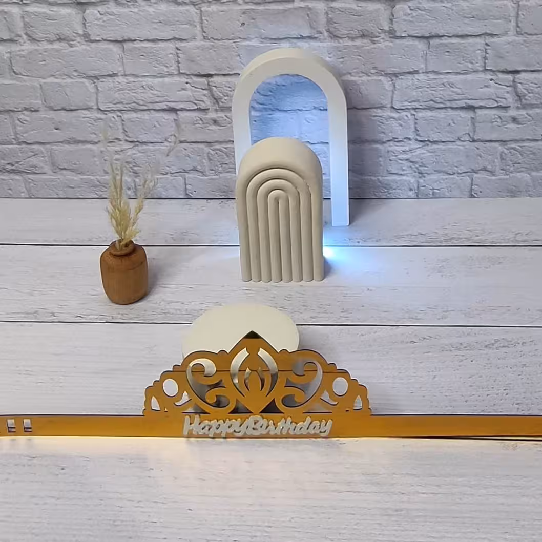 تاج تولد کمربندی طلایی با نوشته برجسته happy birthday سفید رنگ