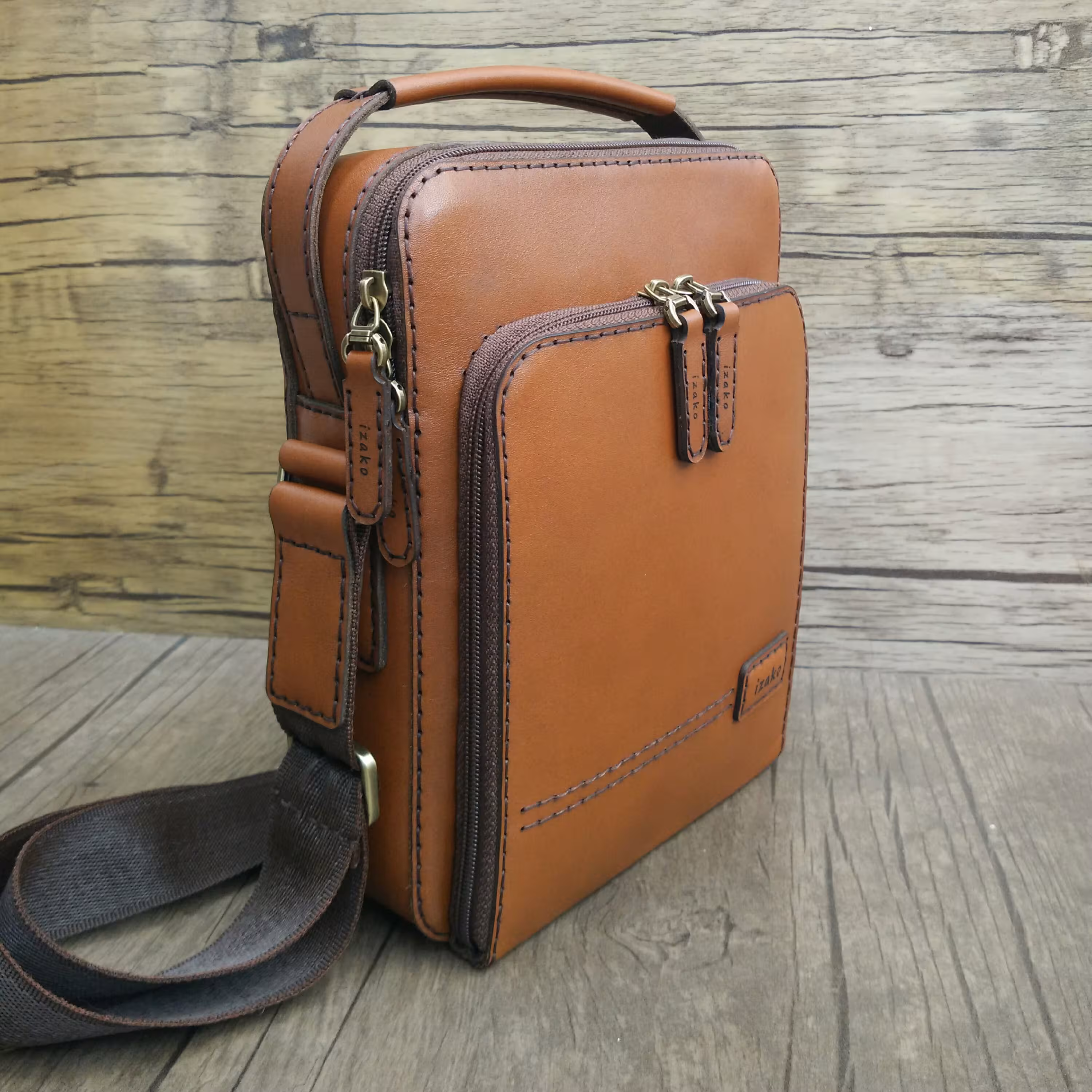 کیف دوشی چرم طبیعی گاوی دستدوز مدل i-130 عسلی صاف ایزاکو

