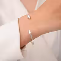 دستبند سرپیکان نقره‌ای: ایده‌آل برای استایل‌های مدرن و جسور.برند YSX. کد D304..