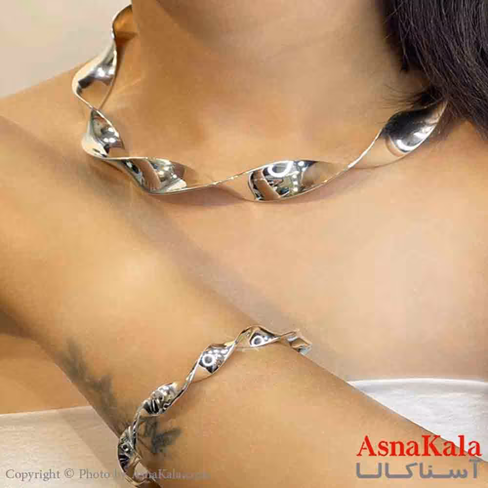 نیم ست زنانه پینترستی  شامل گردنبند و دستبند طرح پیچ آینه ای رنگ نقره ایی کد NIM14904W
