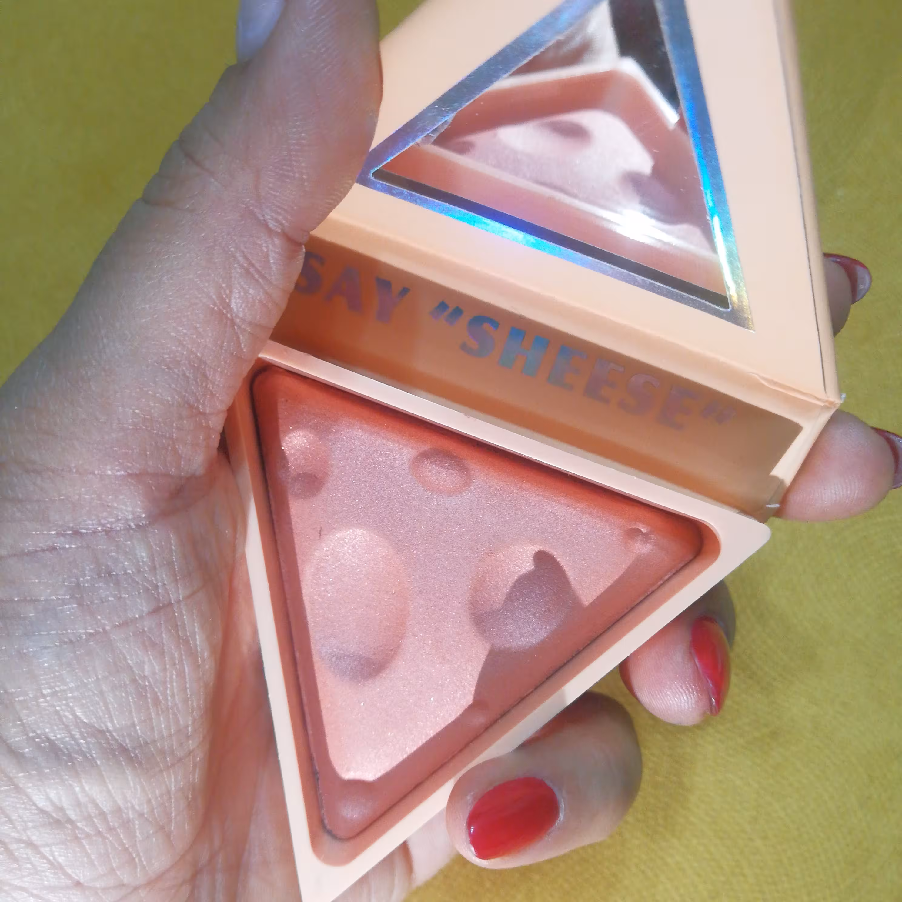 رژگونه جامد  پنیری (رژگونه مثلثی یا پیتزایی) 