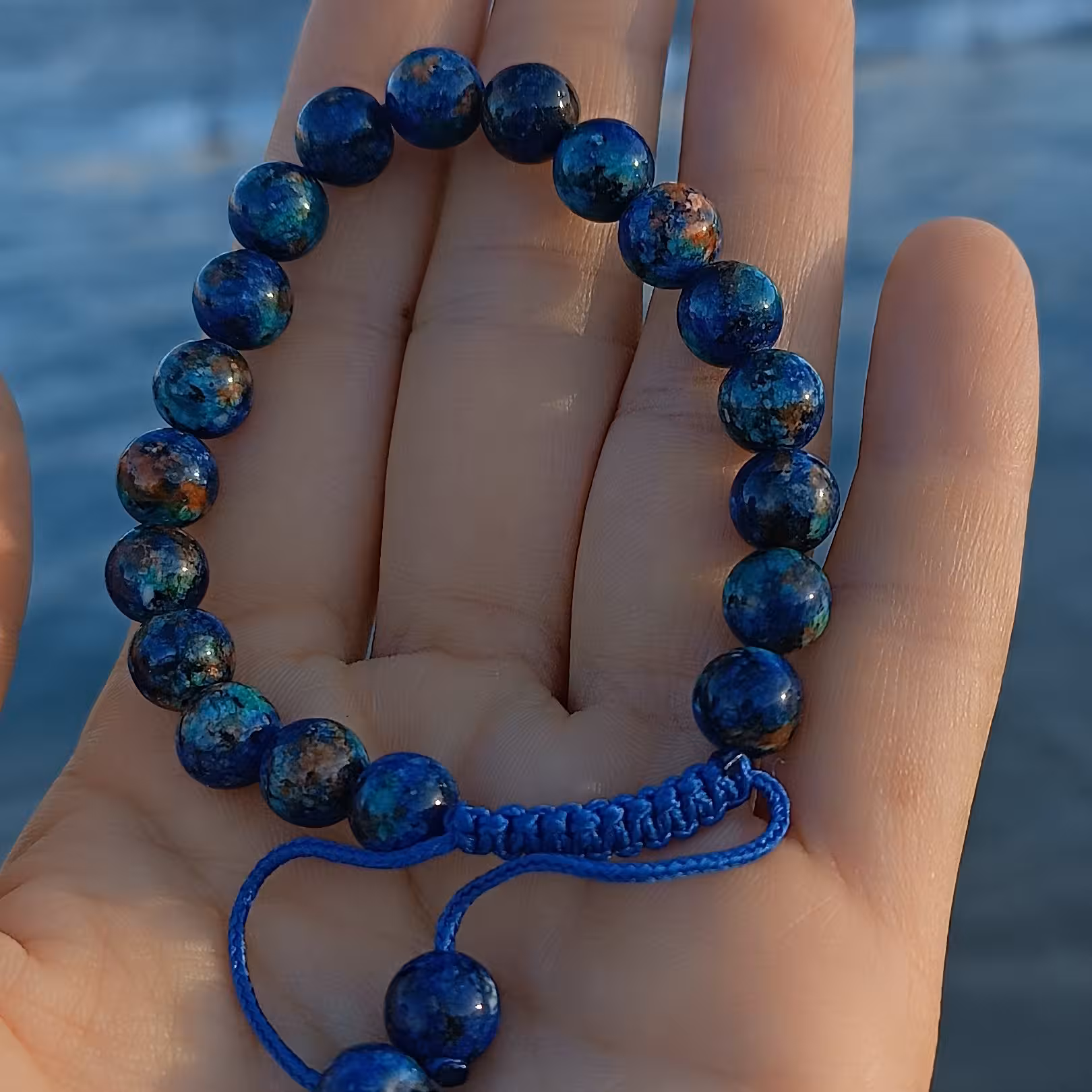 دستبند سنگ  کریزوکولا با کیفیت درجه یک و گره کشویی قابل تنظیم و امکان تبدیل به بند کشی در صورت تمایل شما 