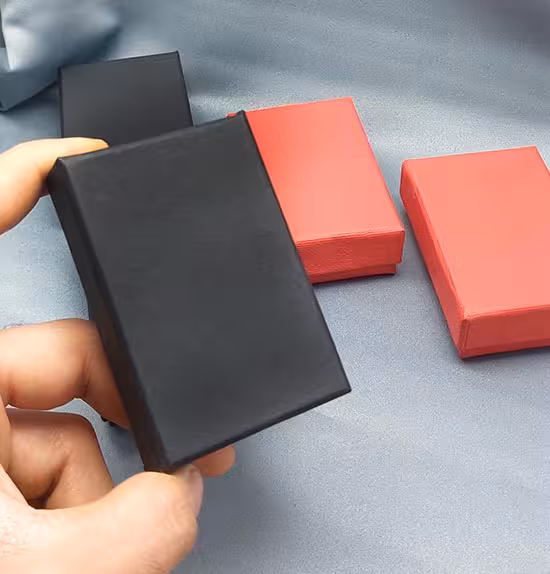 جعبه جواهرات گوشواره مشکی و قرمز