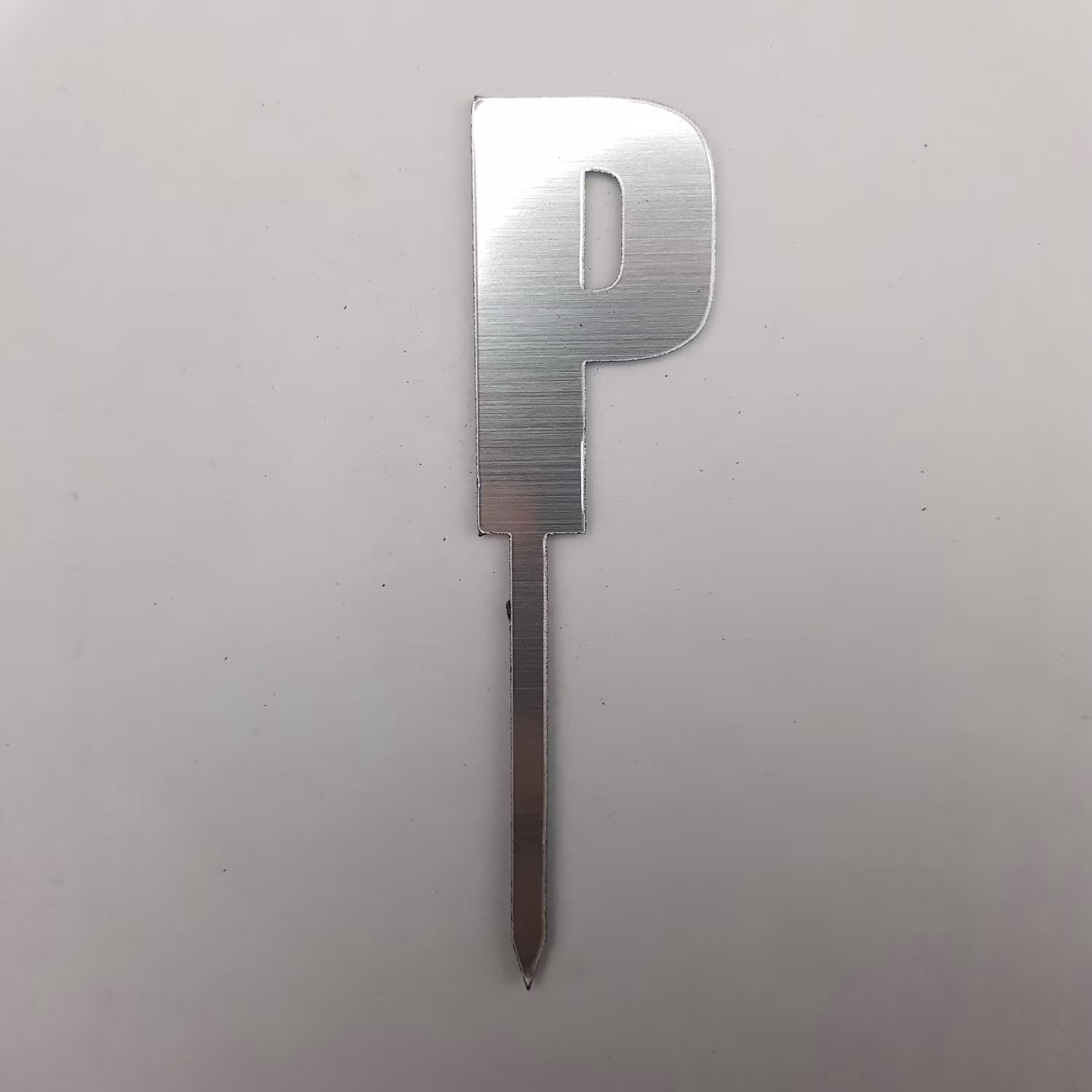 تاپر کیک تولد، مولتی استایل نقره ای، طرح حرف P، مدل 002