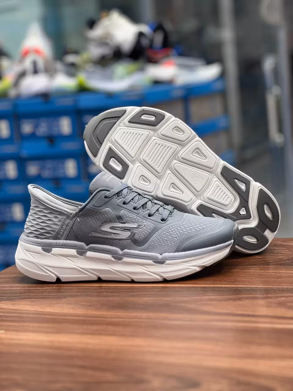 کتونی اسکیچرز مدل Max Cushioning ساخت ویتنام