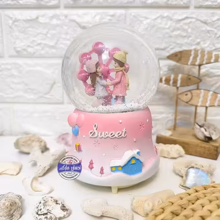 گوی چراغدار موزیکال پمپی برفی دختر و پسر ایستاده