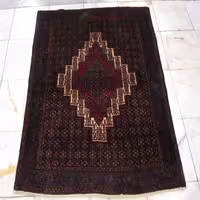 فرش دستباف سنندج طرح لچک و ترنج سایز ذرع و نيم رنگ زمینه كرم رنگ حاشیه سرمه اي کد 39196