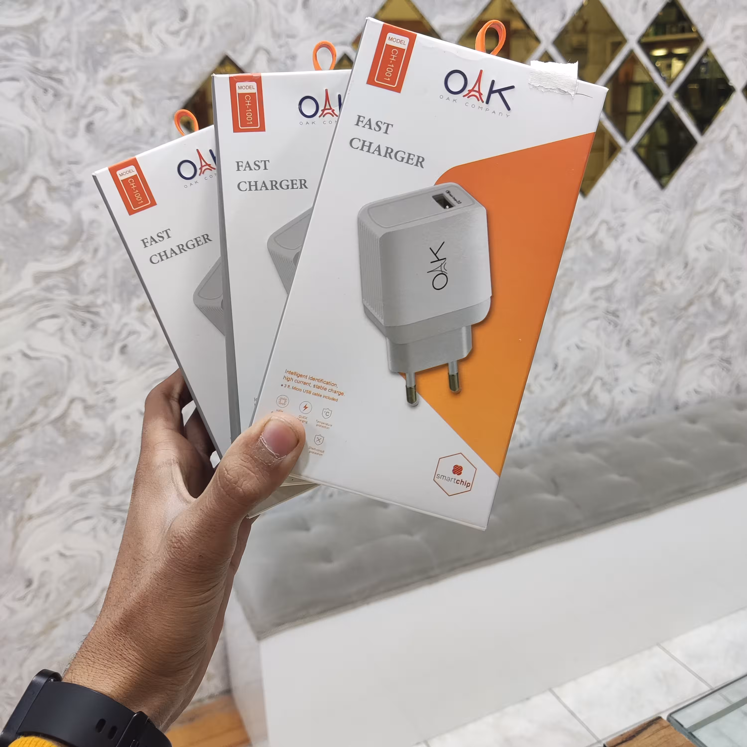آداپتور اصلی OAK در رنگ بندی سفید دارای گارانتی تعویض تک پورت خروجی